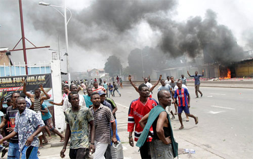 violentas protestas en la capital de Congo Incendian sedes de partidos opositores en Kinshasa